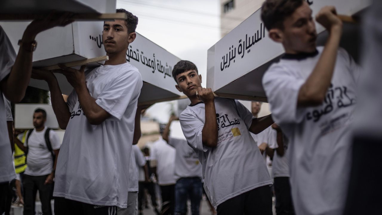İsrail vatandaşı Filistinliler için tabutlu protesto