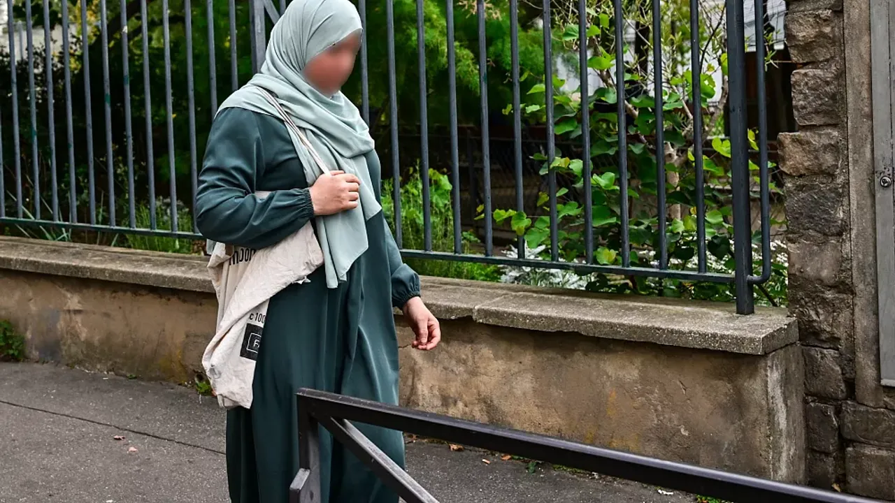 Fransa’da 67 öğrenci uzun elbise giydiği için okula alınmadı