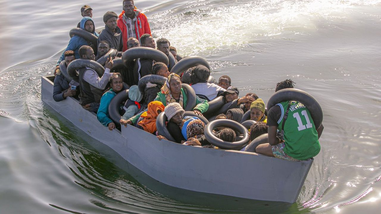 Tunus açıklarında 652 düzensiz göçmen kurtarıldı