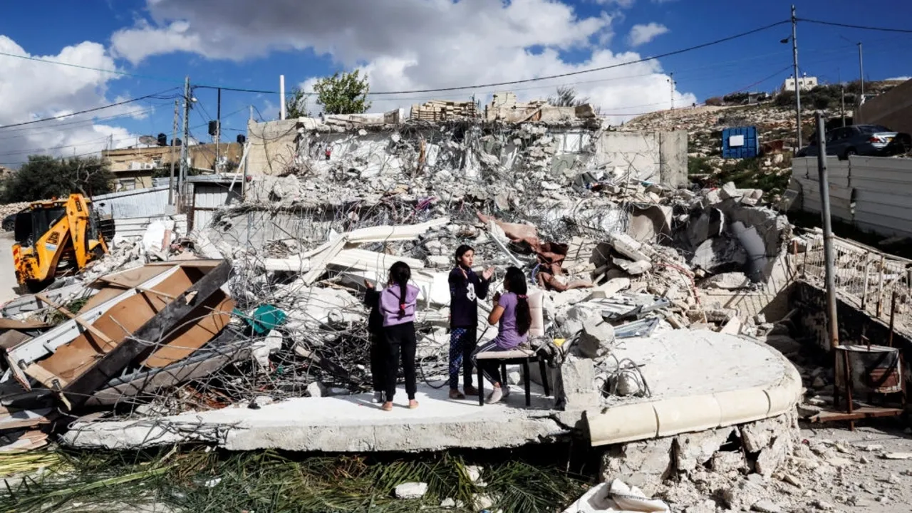 İsrail güçleri Batı Şeria'da Filistinlilere ait 3 evi yıktı