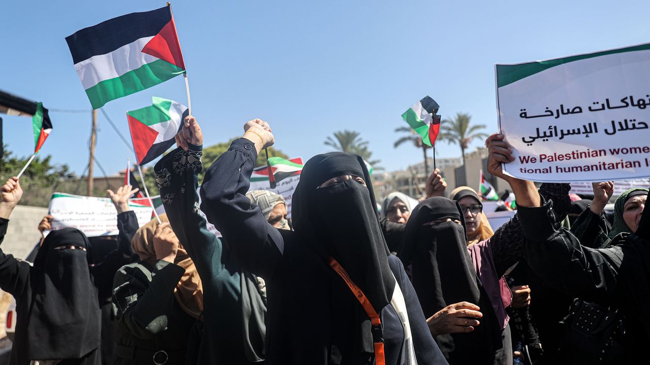 Filistinli kadınlar, İsrail askerlerinin "çıplak arama" dayatmasını protesto etti