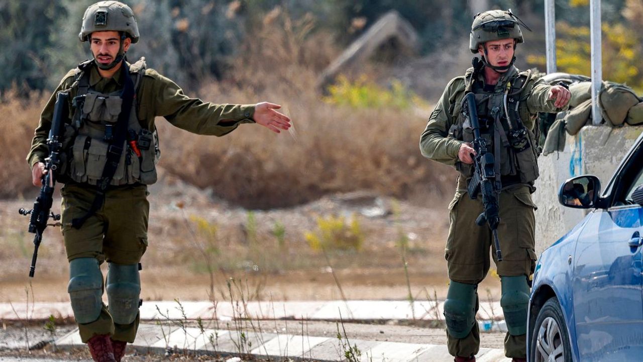 İsrail askerleri işgal altındaki Batı Şeria'da 14 Filistinliyi gözaltına aldı