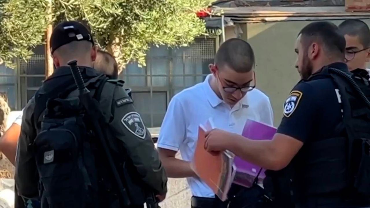 İsrail polisi, işgal altındaki Kudüs'te Filistinli öğrencilerin kitaplarına el koydu