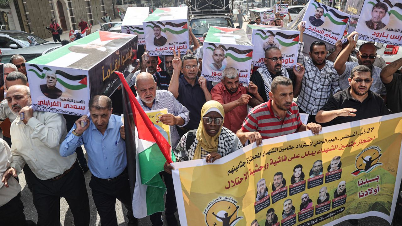 Filistinliler, İsrail'in alıkoyduğu cenazelerin iadesi talebiyle gösteri düzenledi