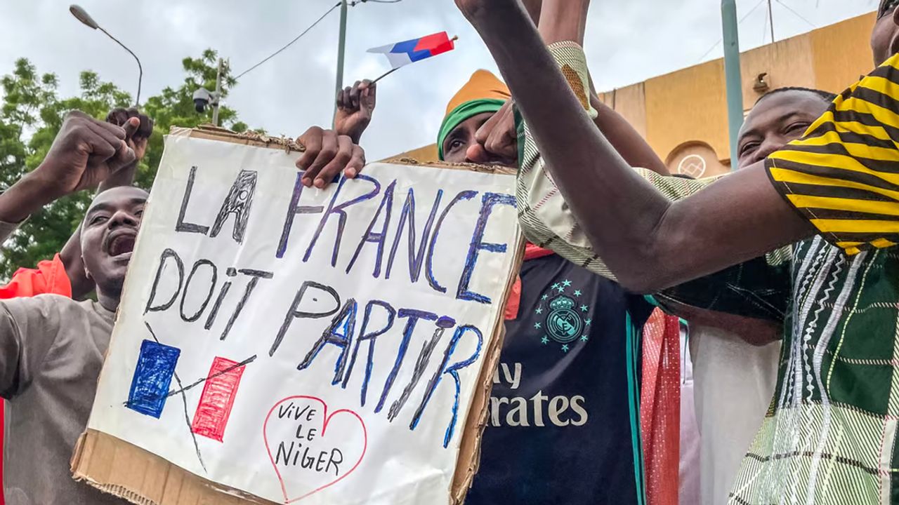 Fransa'nın askerlerinin bir kısmını çekmek için "Nijer'deki askeri yönetimle görüştüğü" iddiası