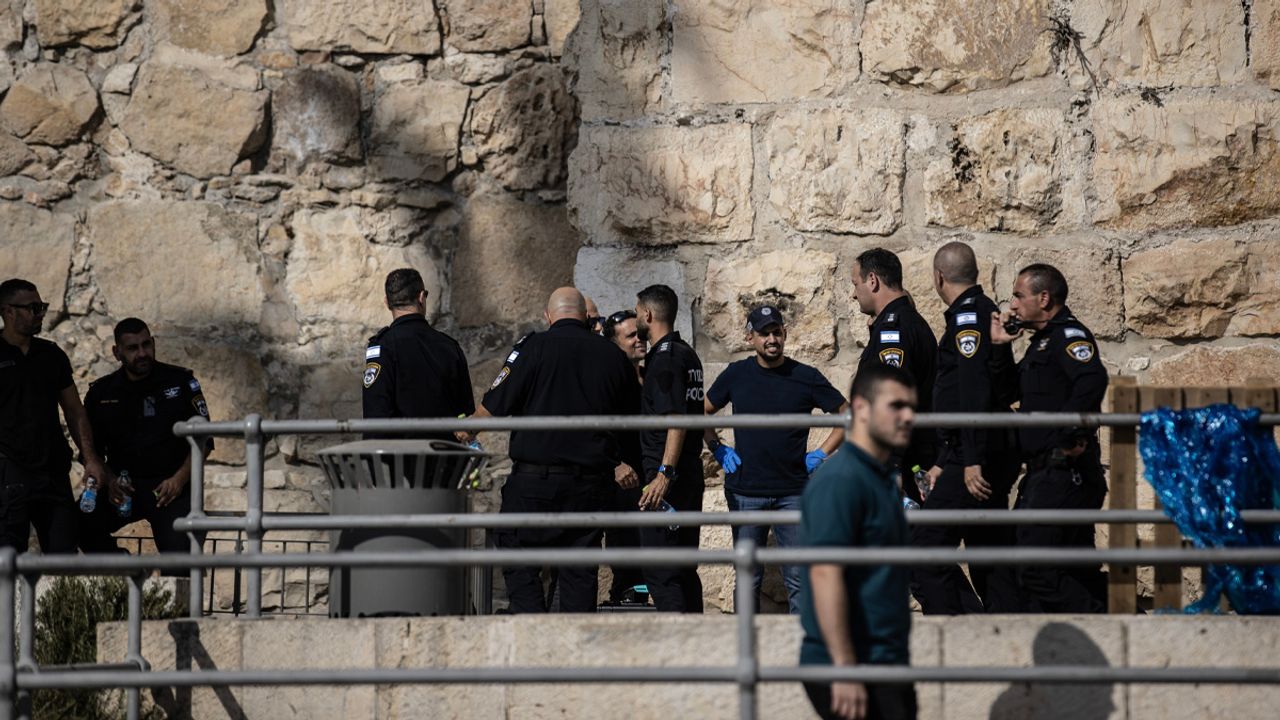 İşgal altındaki Kudüs'te düzenlenen satırlı saldırıda 3 kişi yaralandı