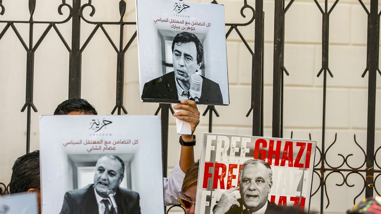 Tunus’ta “siyasi tutuklulara” destek gösterisi