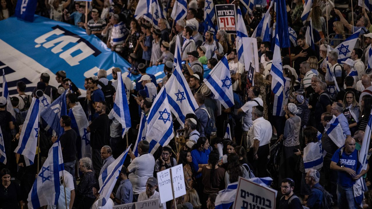 İsrail'de sağcı gruplar kritik duruşma öncesi Yüksek Mahkeme önünde gösteri yaptı