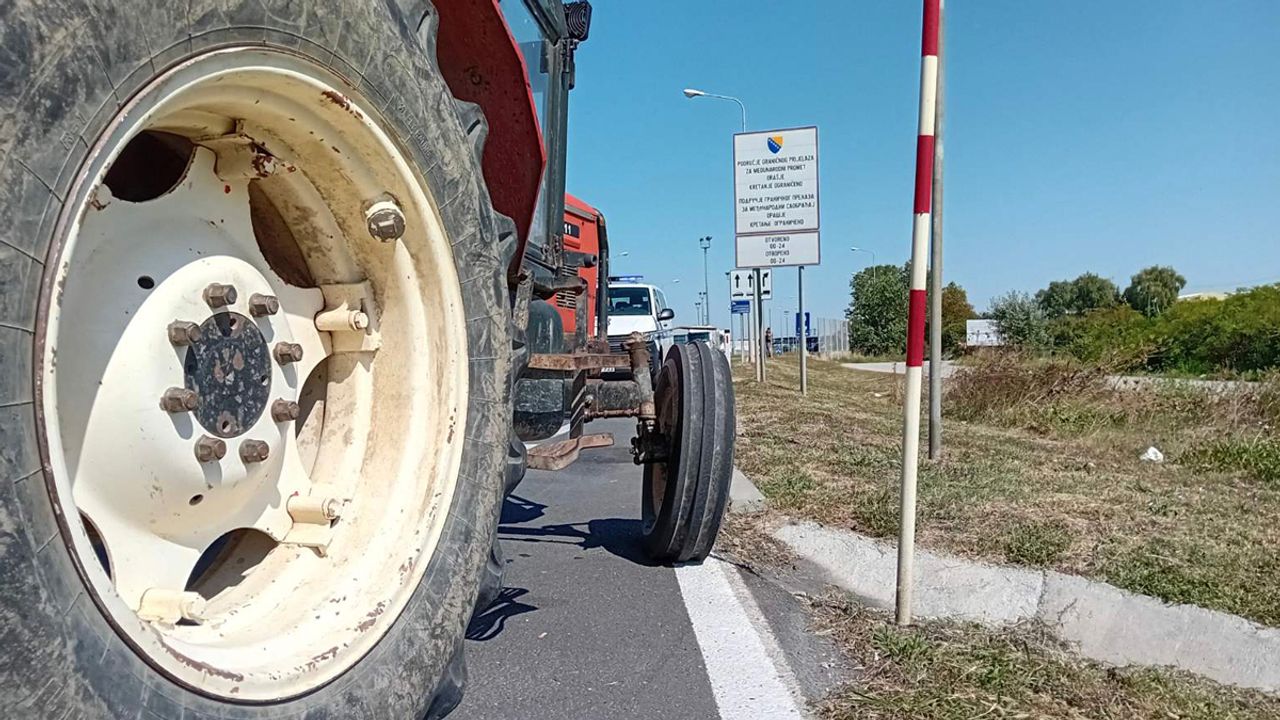 Bosna Hersekli çiftçiler, traktörlerle sınır kapısını geçişe kapattı