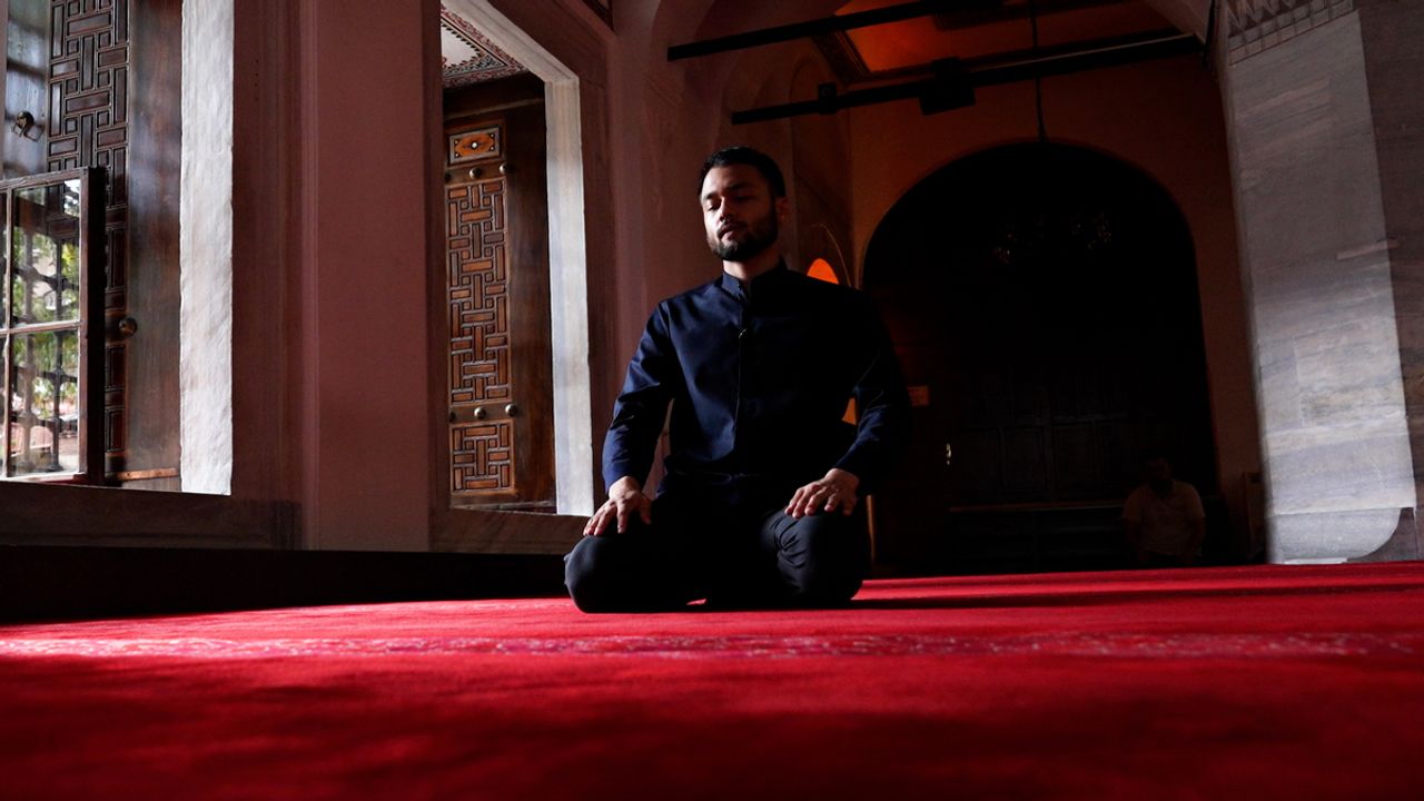 Türkiye'ye tatile gelen Japon Müslüman öğrenci İstanbul'da evinde hissettiğini söyledi