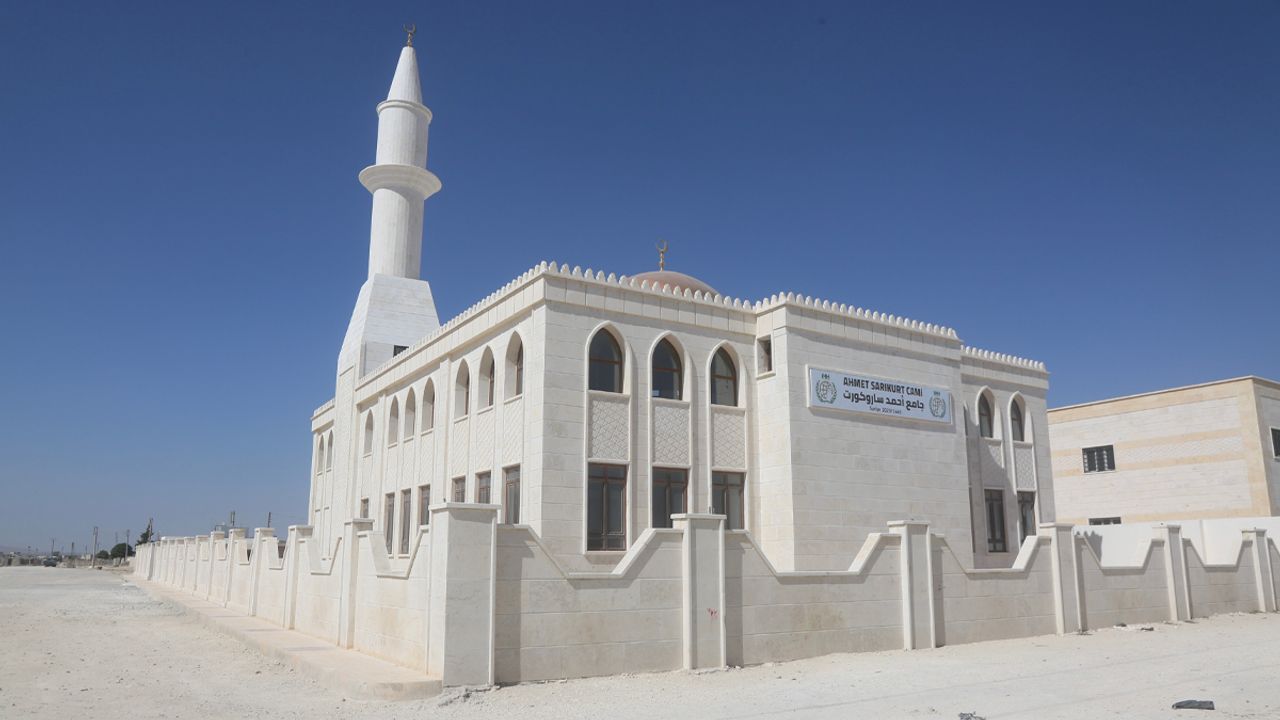 İHH, Suriye'nin kuzeyindeki briket evlerin çevresinde cami inşa etti