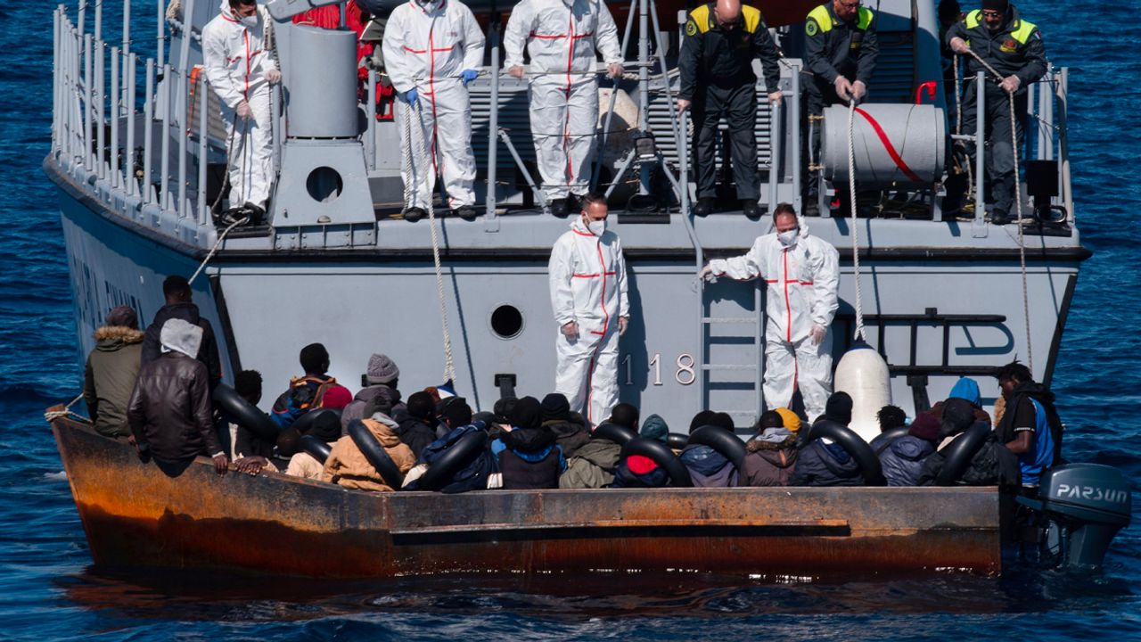 İtalya'nın Lampedusa Adası'na dün 5 binden fazla düzensiz göçmen geldi