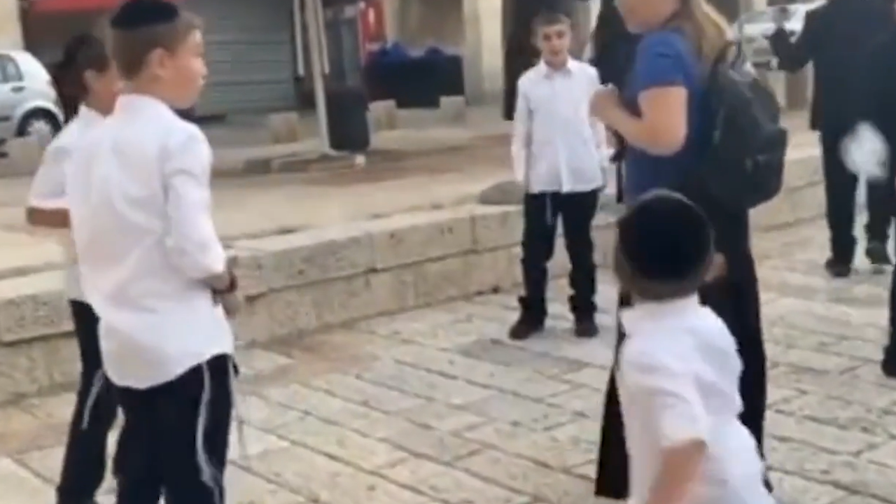 İsrailli çocuklar Hristiyan turistlere saldırdı