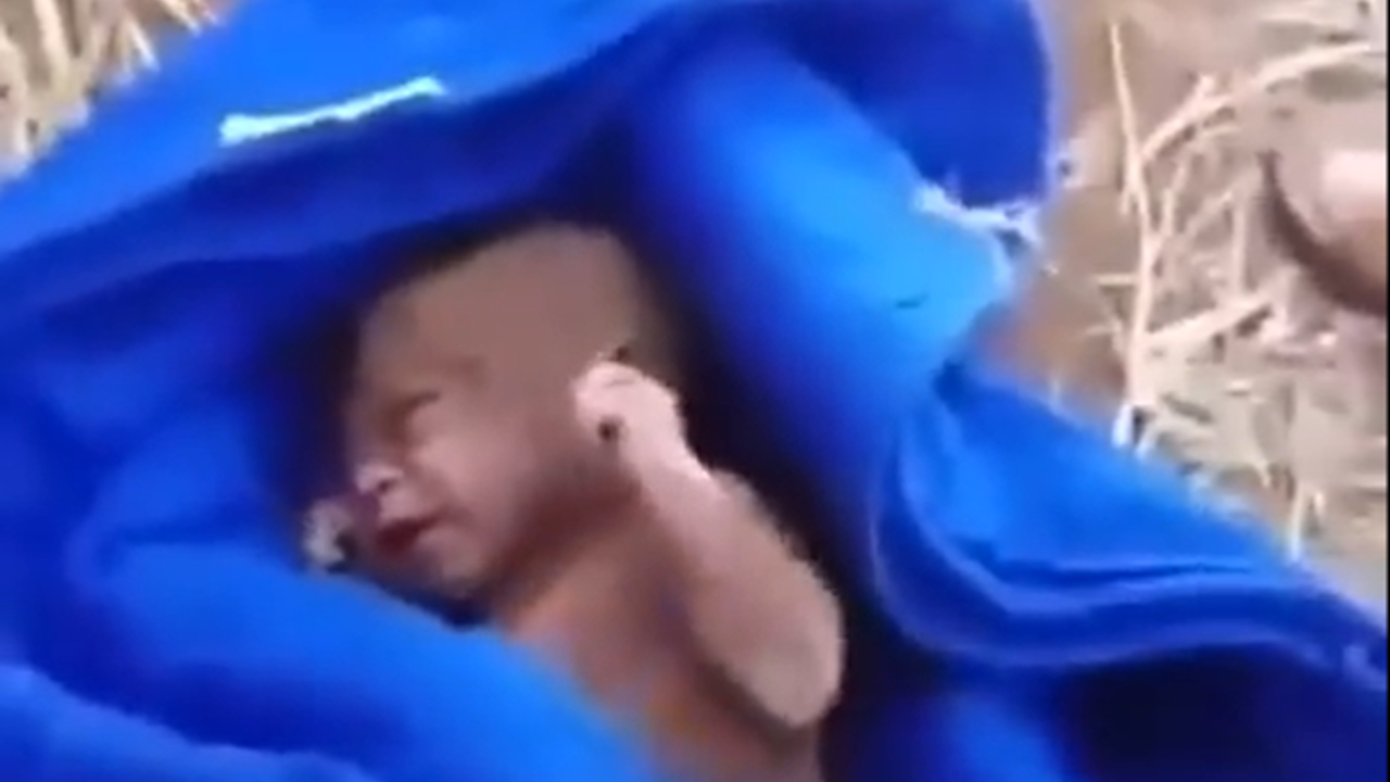 Fas'ta enkaz altında göbek bağı kesilmemiş bebek bulundu