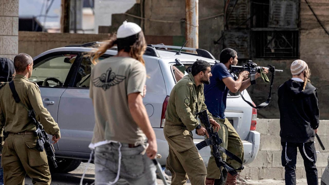 Batı Şeria'da düzenlenen silahlı saldırıda iki işgalci yaralandı