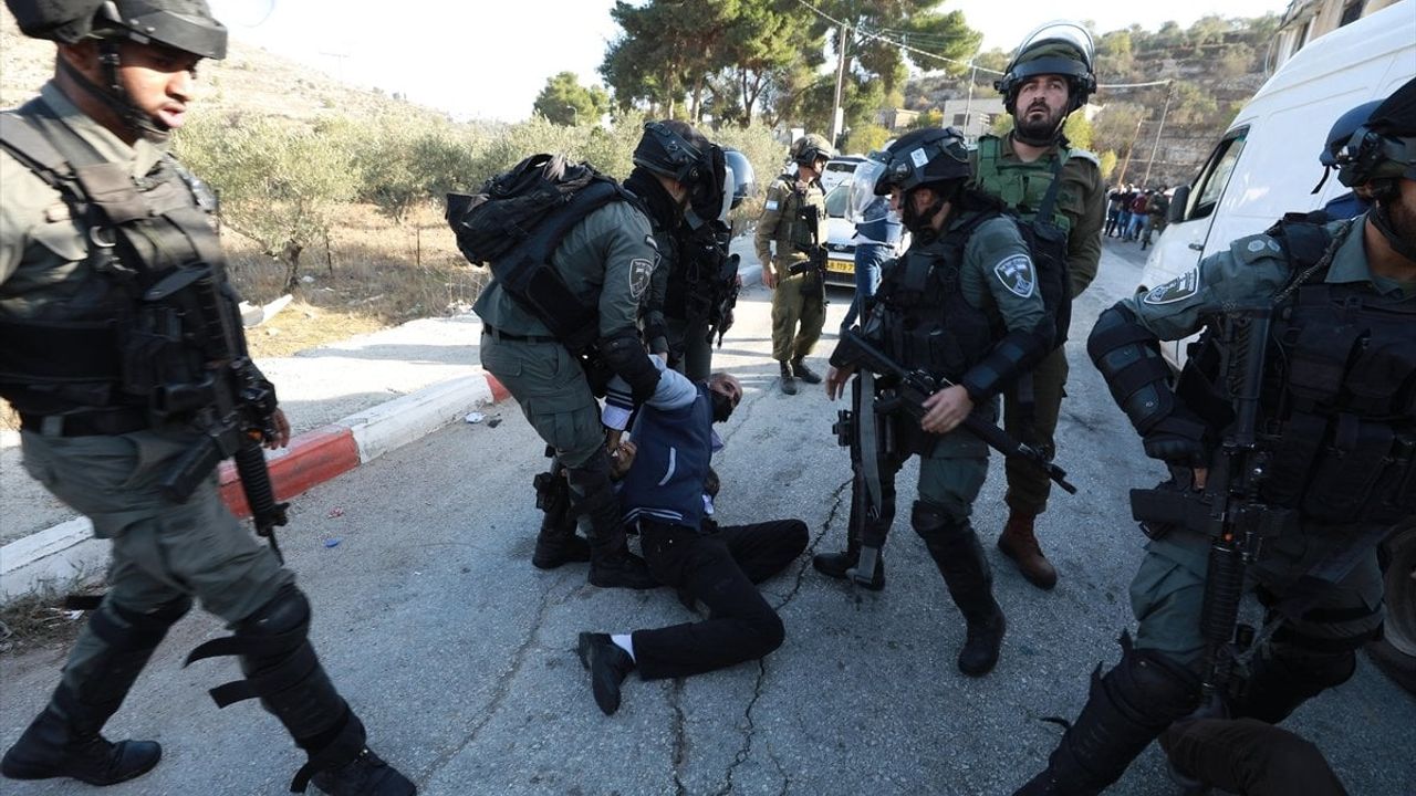 İşgal güçleri Batı Şeria'da 2 Filistinliyi yaraladı