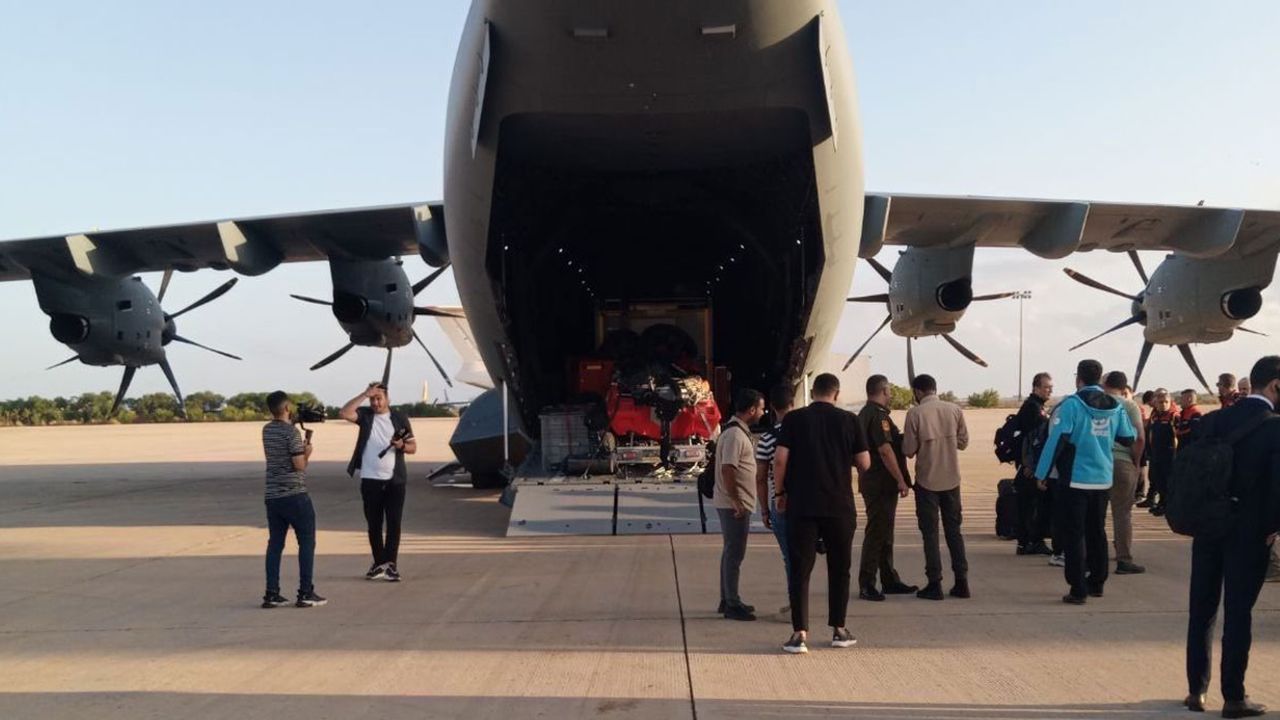 Mısır, Libya’ya arama kurtarma ekibi ve insani yardım malzemesi gönderdi