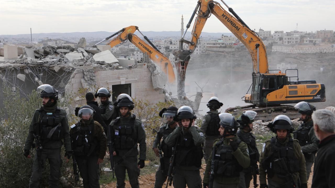 İsrail, Kudüs'te 9 kişilik Filistinli ailenin evini yıktı