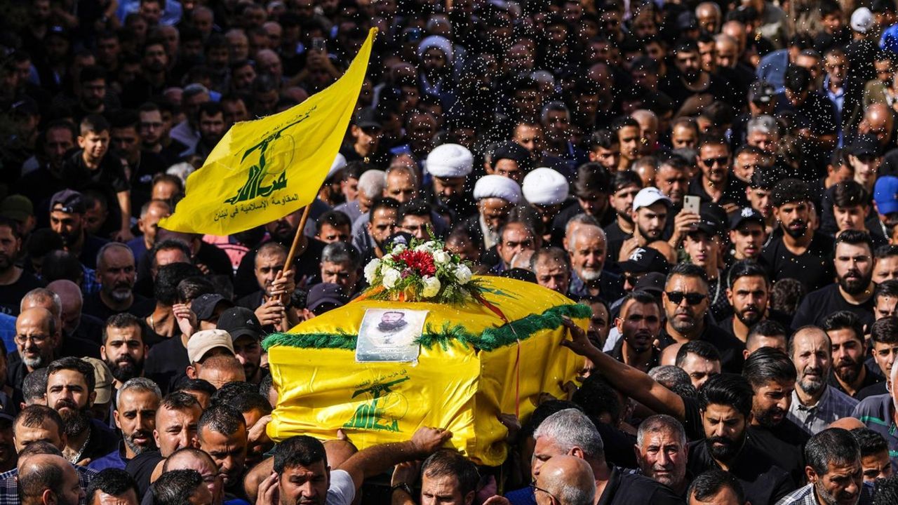 Hizbullah, Lübnan'ın güneyinde iki mensubunun öldürüldüğünü duyurdu