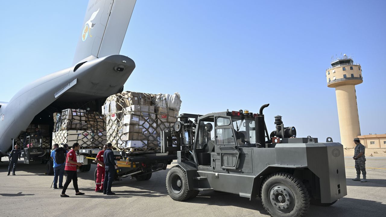 Gazze'ye ilaç ve tıbbi malzeme taşıyan uçak Mısır'a ulaştı