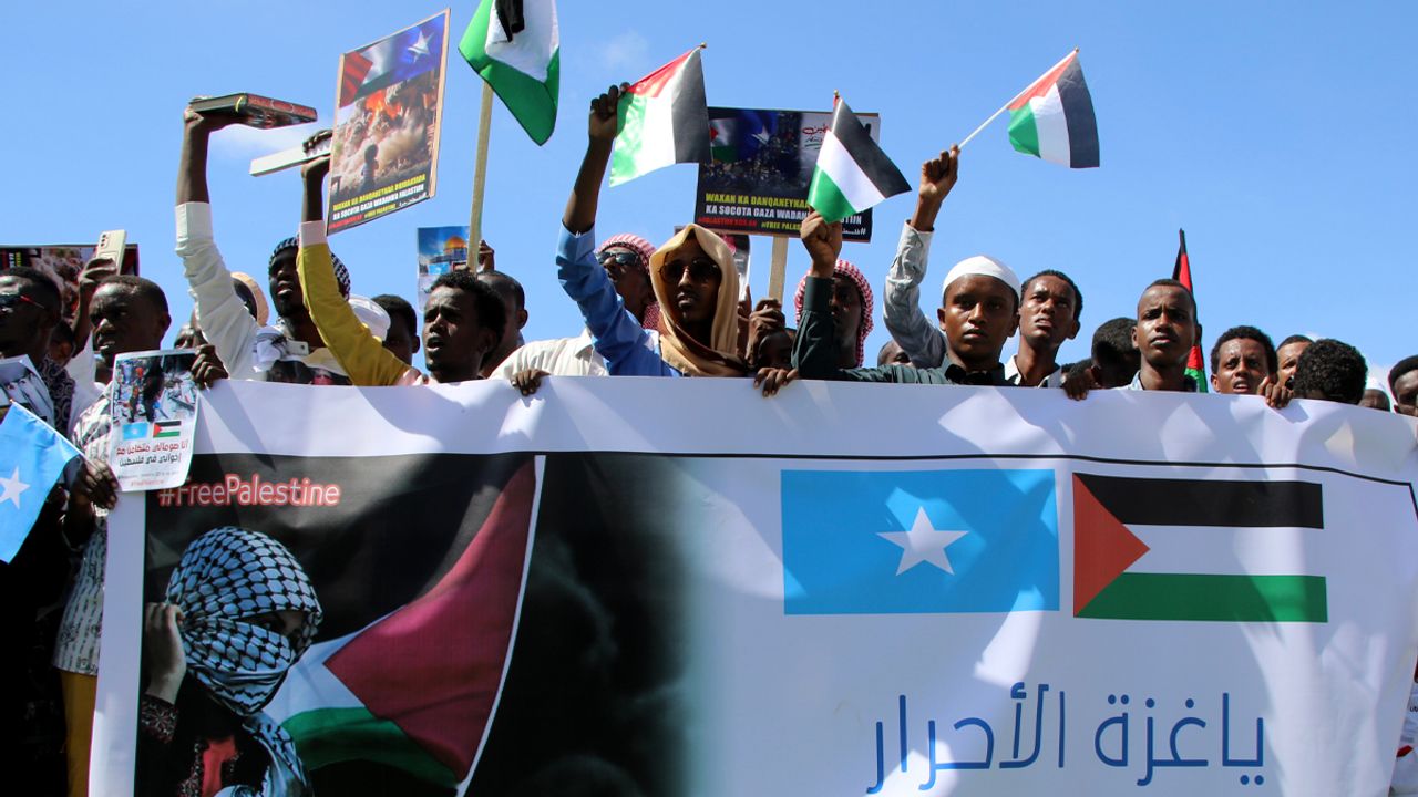 Somaliler İsrail'in Gazze'ye yönelik saldırılarını protesto etti