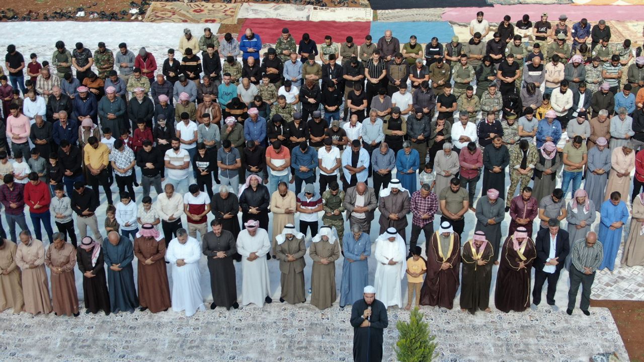 Gazze'de hayatını kaybedenler için Suriye'nin kuzeyinde gıyabi cenaze namazı kılındı