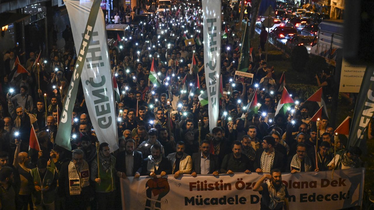 İsrail'in Gazze'ye saldırıları "Filistin İçin Yürüyoruz" etkinliğinde protesto edildi