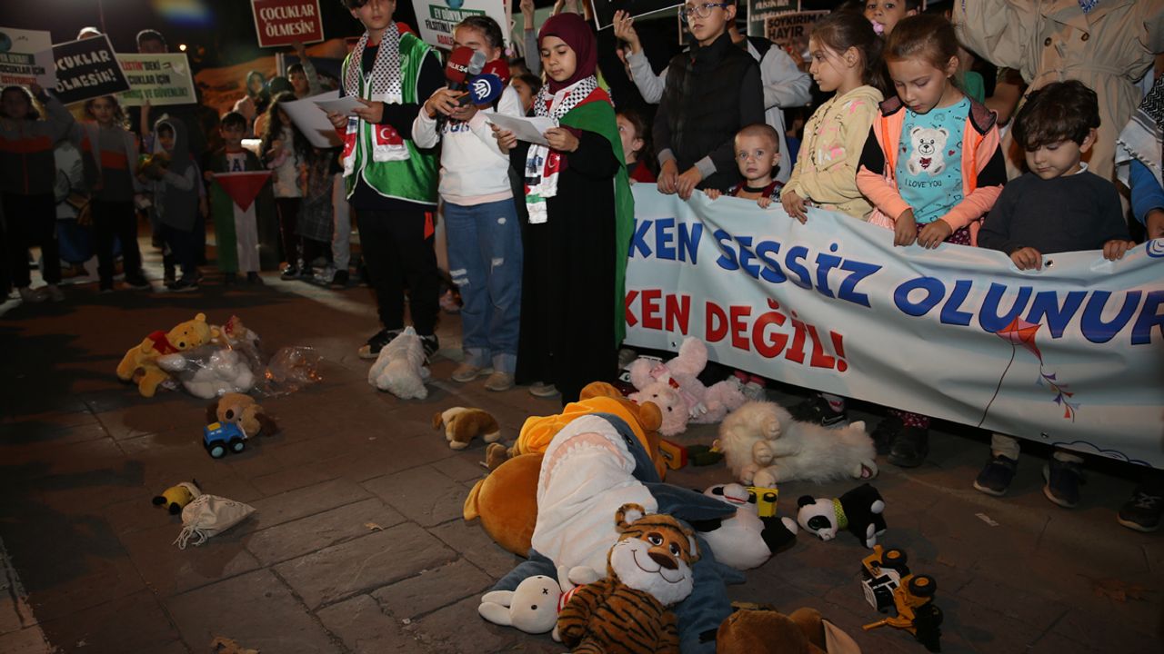 Sakaryalı çocuklar, Filistinli akranlarına destek için "oyuncaklı" eylem yaptı