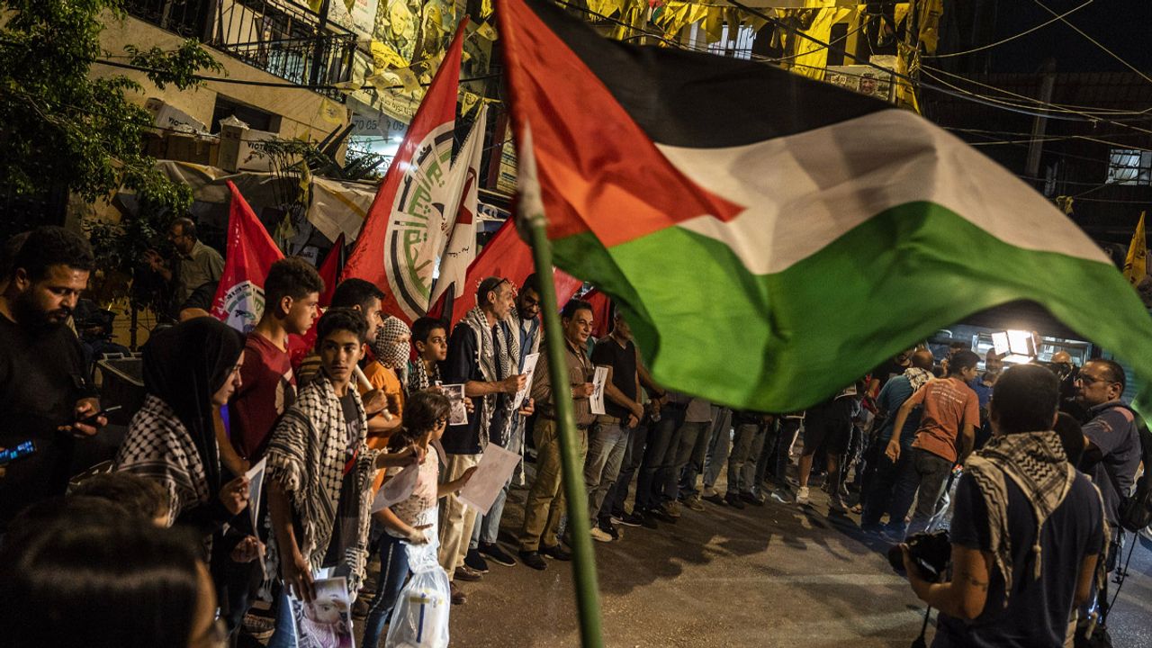 Beyrut'taki Burj El-Barajneh Kampı'nda Gazze'ye destek gösterisi düzenlendi