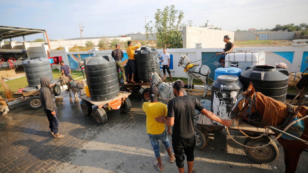 İnsani krizin arttığı Gazze'de, su sıkıntısı uzun kuyruklara neden oldu