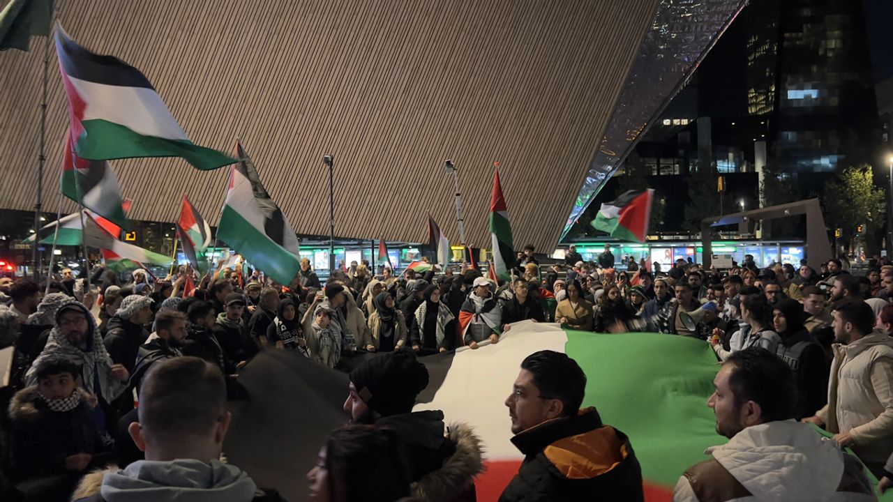 Hollanda'nın Rotterdam tren garı önünde Filistin’e destek gösterisi düzenlendi