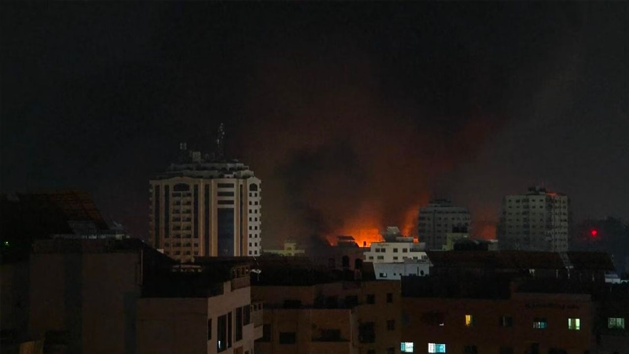 İsrail ordusu, dün olduğu gibi bu akşam da Gazze'ye şiddetli saldırılar düzenliyor