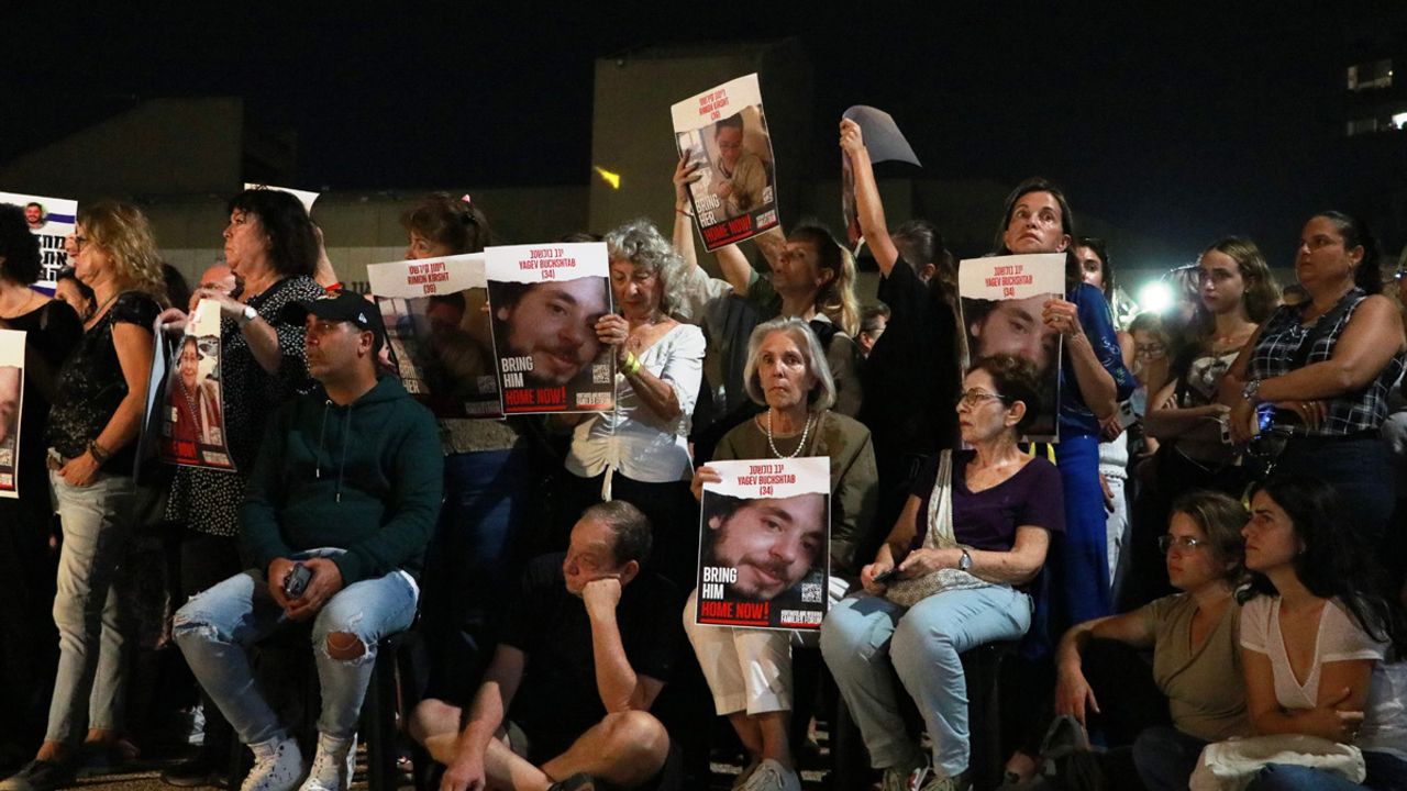 İsrailliler, Hamas'ın elindeki esirlerin geri getirilmesi talebiyle gösteriler düzenledi