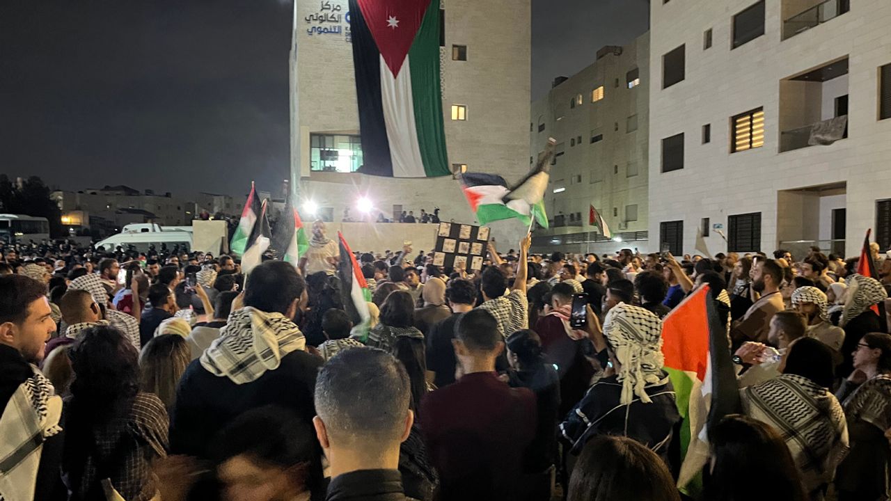 Ürdünlüler, İsrail'in Gazze saldırılarını Amman'daki elçilik binası yakınında protesto etti