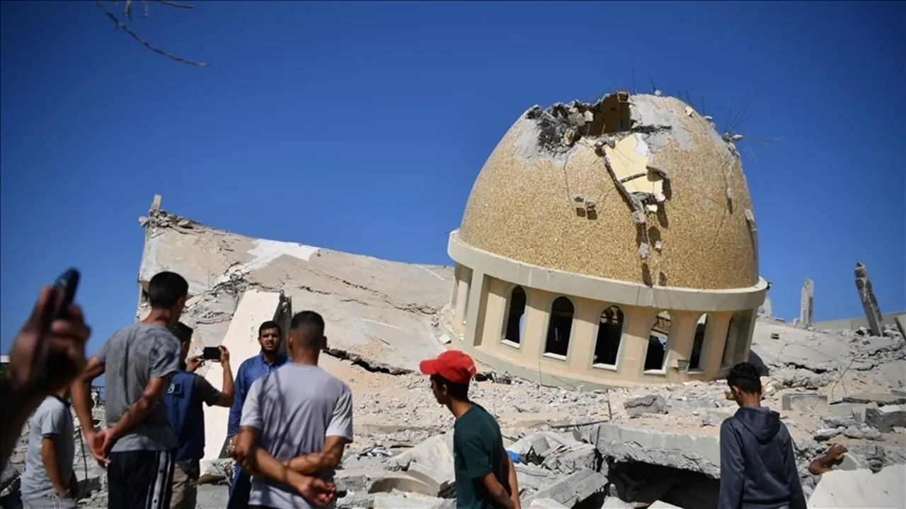 İşgalci İsrail, Gazze Şeridi'nde bir camiyi daha bombaladı