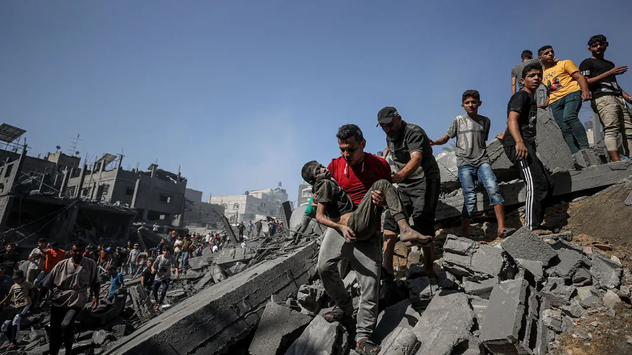 İsrail'in Han Yunus'taki bir evi bombalaması sonucu 5 Filistinli öldürüldü