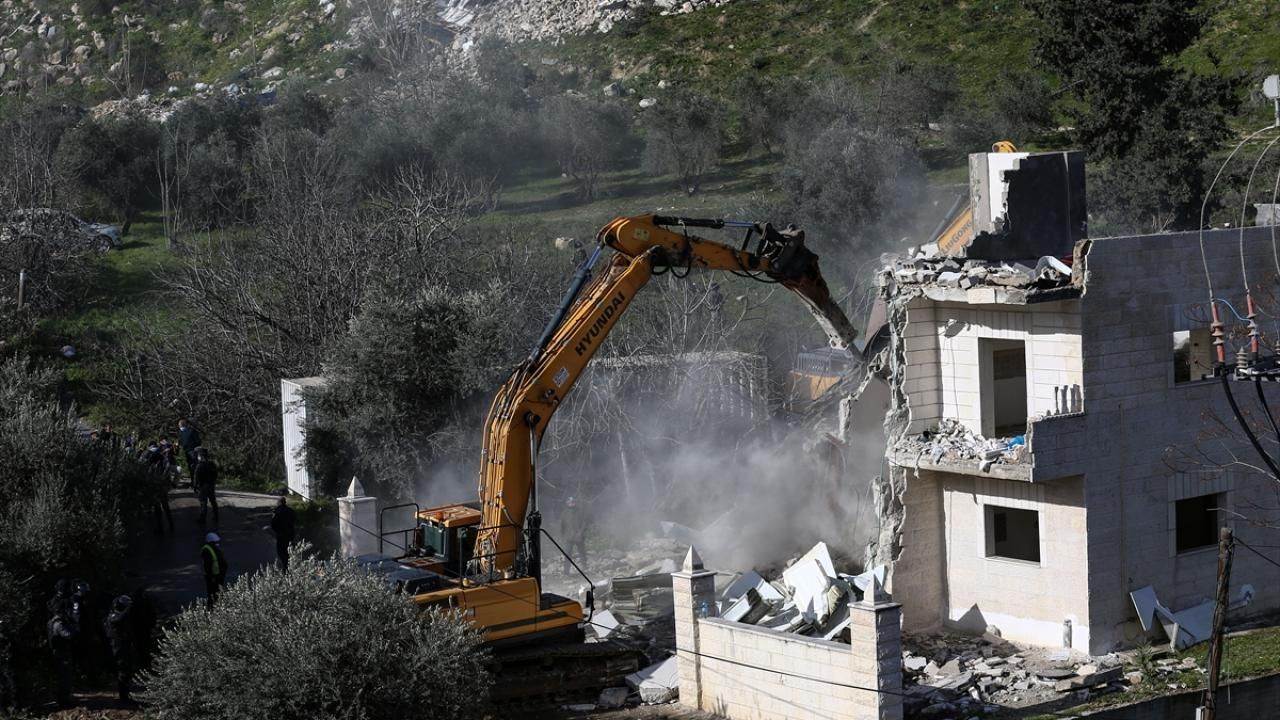 İşgalciler, Filistinlilere ait evde yıkım yaptı