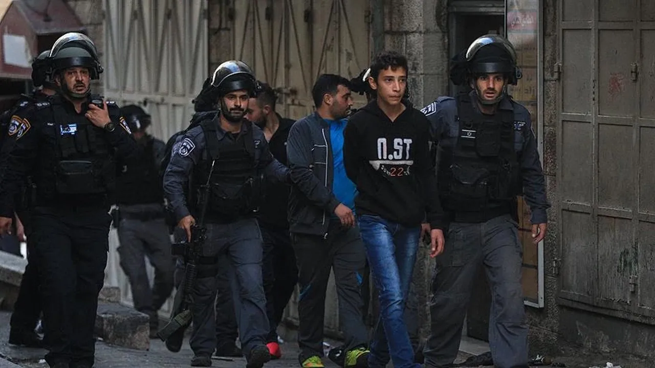 İşgal ordusu, Batı Şeria'da 50 Filistinliyi gözaltına aldı