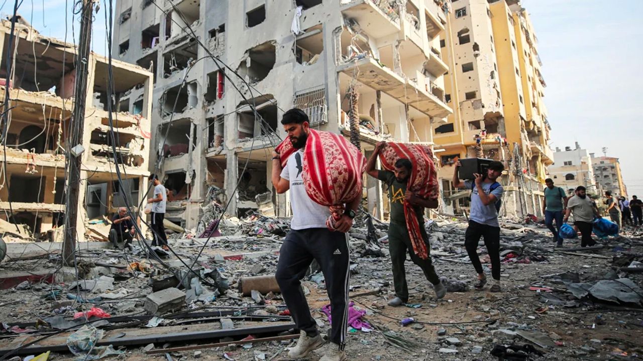 İsrail'in Gazze'de bir ayı geride bırakan şiddetli saldırılarına savaş suçları damga vurdu
