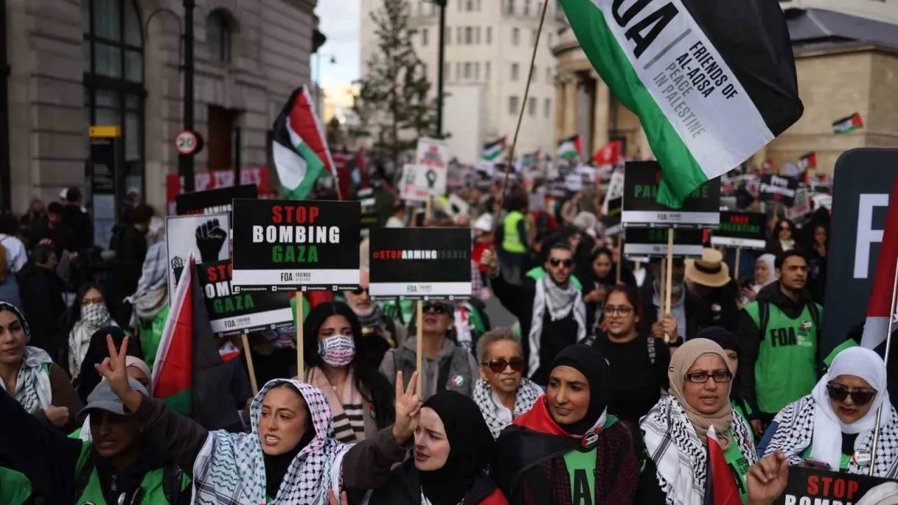 İngiltere'de öğrenciler Filistin'e destek için eylem yaptı
