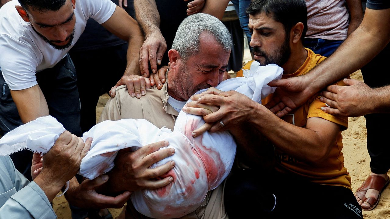 İsrail gece boyu Gazze'ye ölüm yağdırdı: Çok sayıda şehit - Daily Ummah | Bir Miladın Habercisiyiz