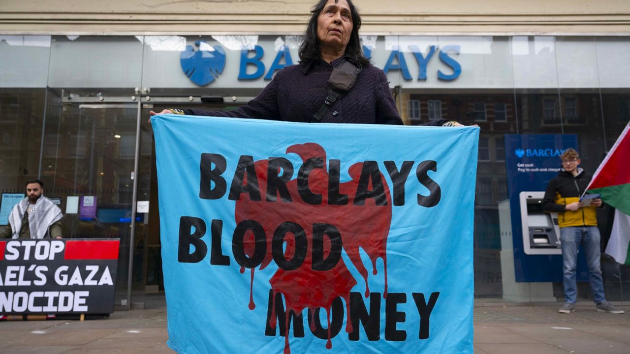 İngiltere'de İsrail'e silah satan firmaları fonlayan Barclays bankası protesto edildi