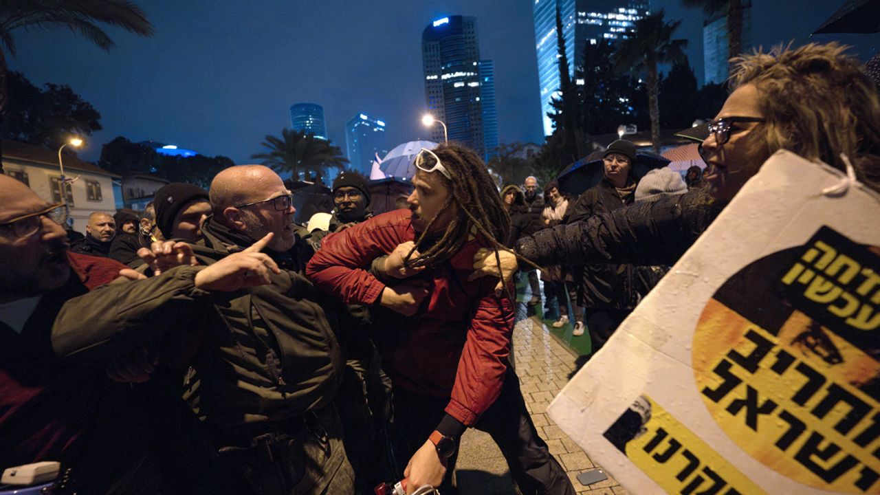 İsrail polisi savaş karşıtı Yahudi aktivistlere müdahale ederek “soykırımı saklayamazsınız" pankartlarına el koydu