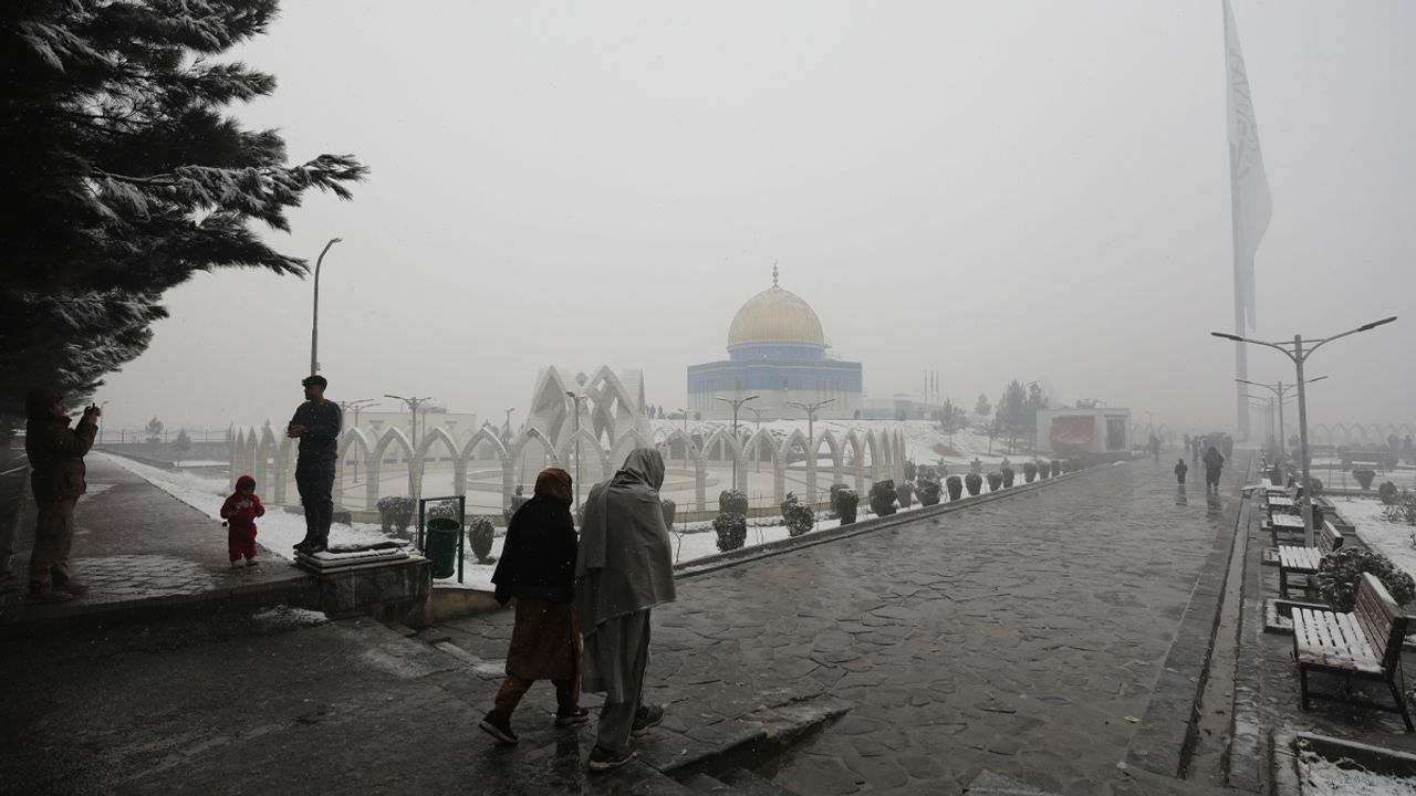 Afganistan'ın başkenti Kabil'e yılın ilk karı yağdı