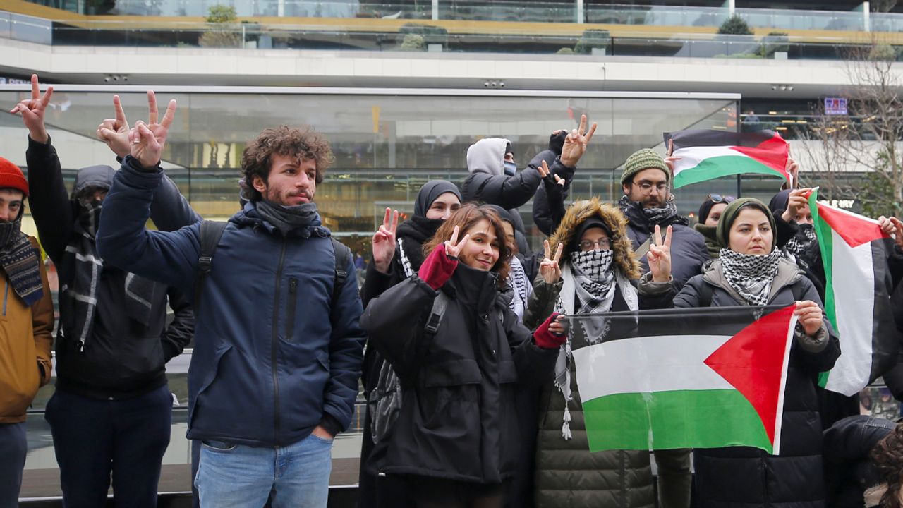 İstanbul'da AVM'deki İsrail protestosuna polis müdahalesi