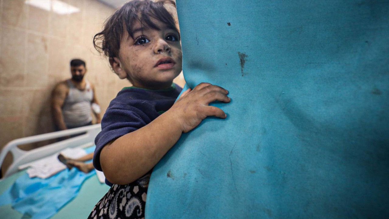 Londra'da bir hastane duvarına Gazze'deki yaralı çocukların fotoğrafları yansıtıldı