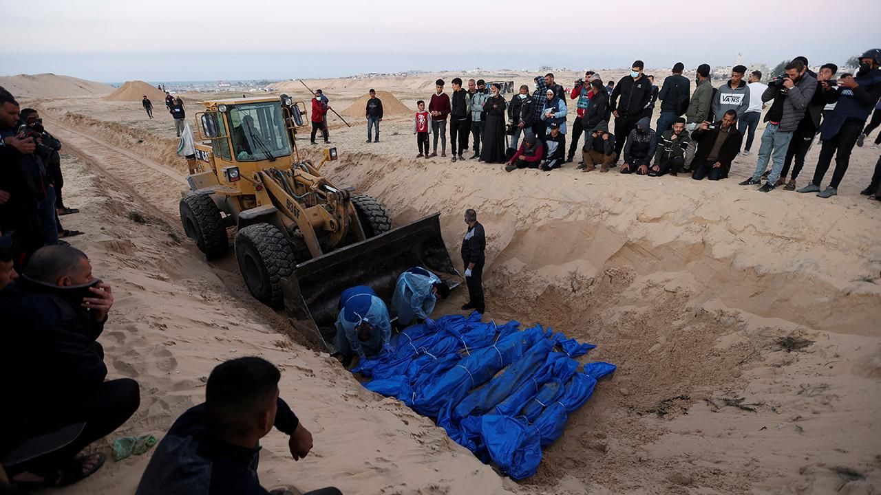 İsrail'in teslim ettiği 100 Filistinlinin cenazesi toplu mezara gömüldü