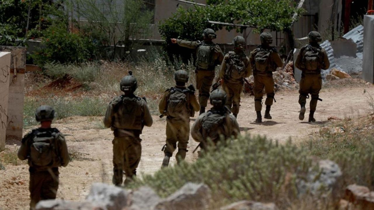 İsrail askerleri 2 UNRWA çalışanını ve onlarca Filistinliyi alıkoydu