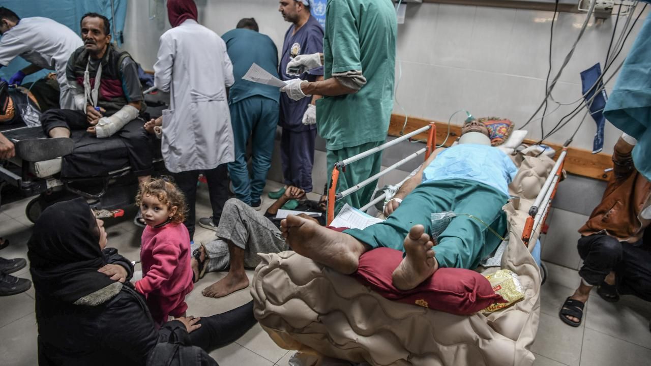 Gazze'deki Sağlık Bakanlığı: Nasır Hastanesindeki 3 bin 600 Filistinli İsrail'in hedefinde