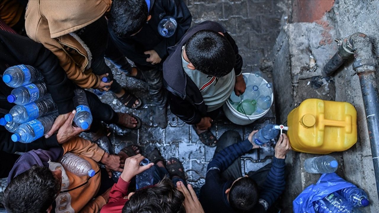 İsrail'in zorla aç ve susuz bıraktığı Gazze halkı, kirli su içmek zorunda kalıyor